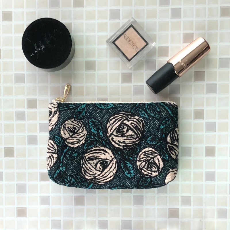 mina perhonen rosy Handmade rose pattern cosmetic pouch Small makeup bag Embroidery bag - กระเป๋าเครื่องสำอาง - ผ้าฝ้าย/ผ้าลินิน สีน้ำเงิน