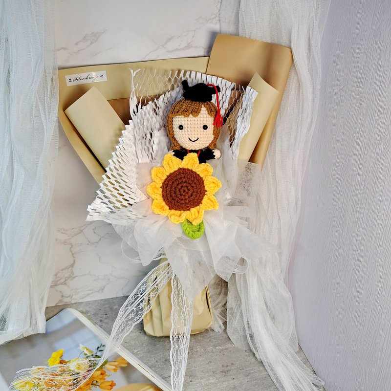 Sunflower Hand Crochet Graduation Bouquet Graduation Gift Graduation Doll Custom Handwoven Bouquet CRFB0011 - ของวางตกแต่ง - เส้นใยสังเคราะห์ สีทอง