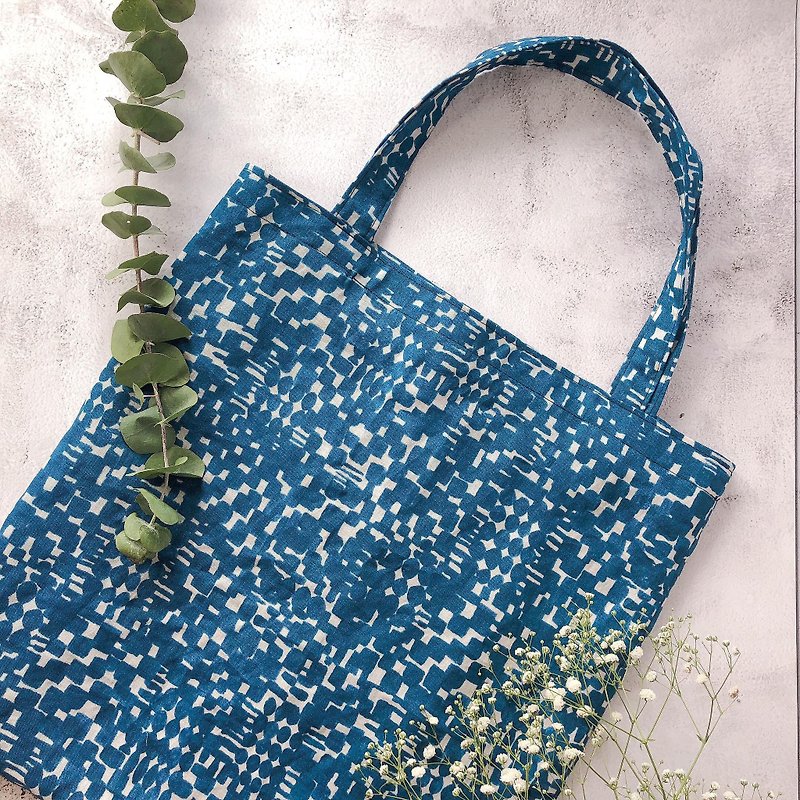 [Quick Shipment] Fixed Rectangular Tote Bag L Size-Linen Blue Small Geometry - กระเป๋าถือ - ผ้าฝ้าย/ผ้าลินิน สีน้ำเงิน