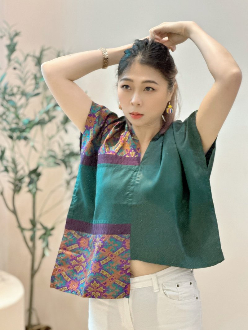 Antique Thai silk gorgeous green and purple diamond pattern totem asymmetrical amoeba dark green satin square coat square coat - เสื้อยืดผู้หญิง - ผ้าฝ้าย/ผ้าลินิน สีเขียว