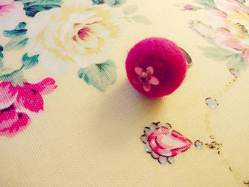 Thumbwheel. Love Etude - small Peach sparkling - General Rings - Wool Red