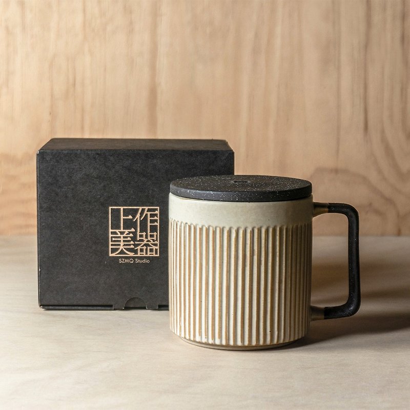 Beige straight grain mug 550ml+lid - Mugs - Pottery Khaki