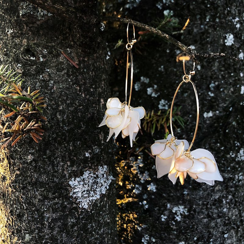 Vingtsix Amber White Leaf Petal Earrings/ Clip-On - ต่างหู - เรซิน ขาว