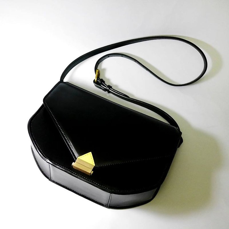 Prisma black leather saddle shoulder bag / Clutch - กระเป๋าแมสเซนเจอร์ - หนังแท้ สีดำ