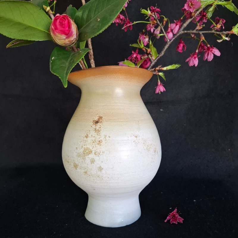 手作大肚愛心陶藝花器 - 花瓶/花器 - 陶 銀色