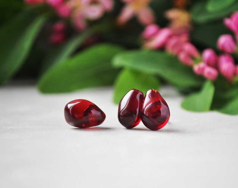 Asymmetric red pomegranate seed earrings studs Real fruit earrings - ต่างหู - แก้ว สีแดง