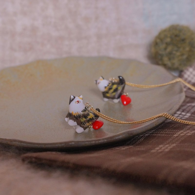 TeaTime限定アフタヌーンティー 三毛猫と赤いハートのネックレス - ネックレス - 粘土 