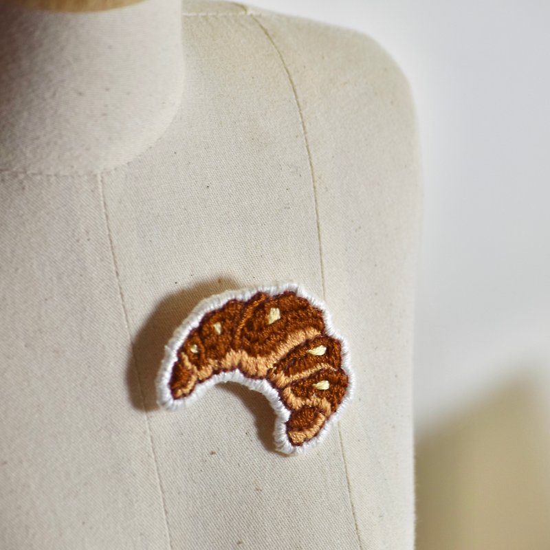 [Handmade Embroidery] Pin | Croissant - Brooches - Thread 