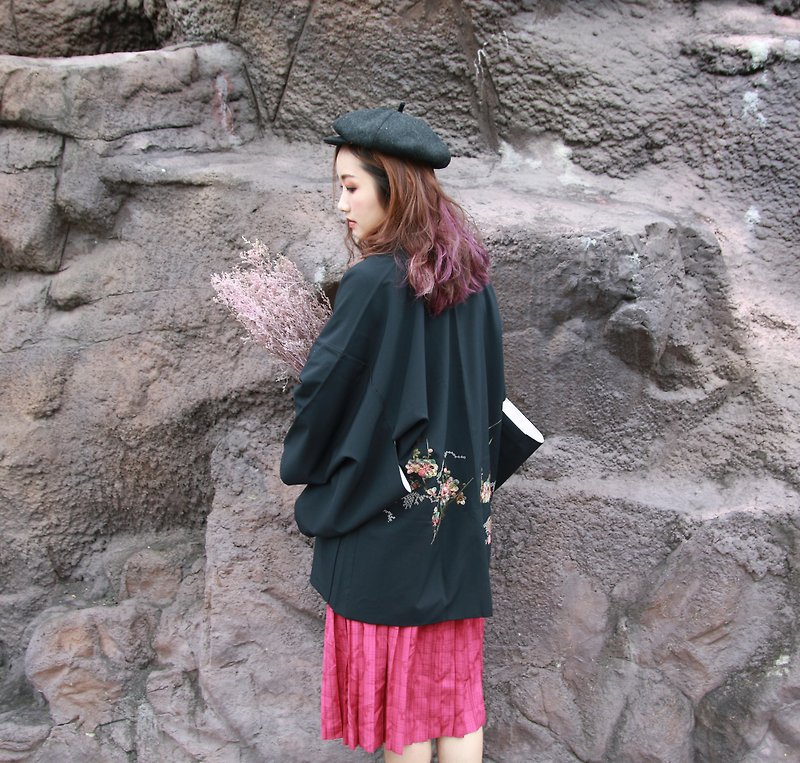 Back to Green::日本帶回和服 特殊精緻混色刺繡 ♡ 近全新♡  vintage kimono (KA-80) - 外套/大衣 - 絲．絹 黑色