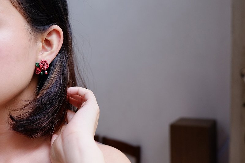 Rose Earrings , Stud Earrings  , Flower Earrings -  GOODAFTERNINE - ネックレス - 金属 レッド