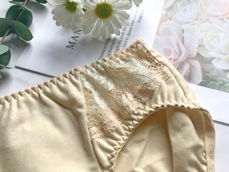 舒芙蕾・有機棉蕾絲・中腰三角褲・台灣製 - 女內衣褲 - 棉．麻 黃色