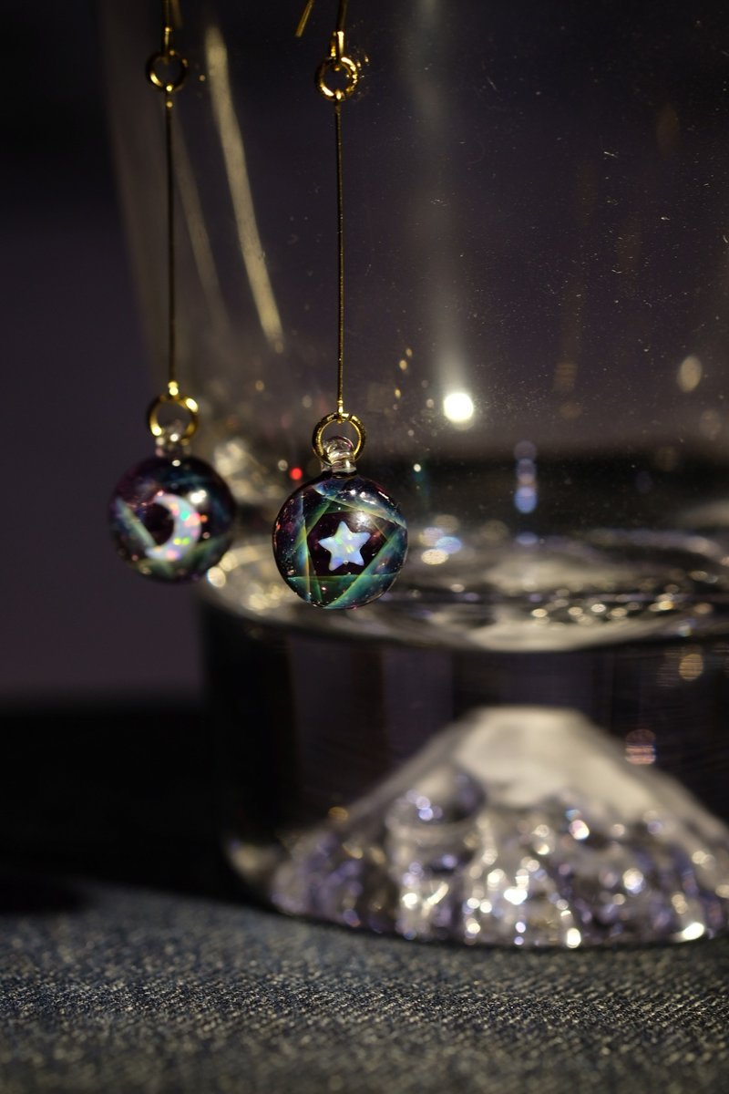 Aurora dancing in the night (earrings)  極光星夜 (耳環) 紫 - 耳環/耳夾/耳骨夾 - 玻璃 紫色