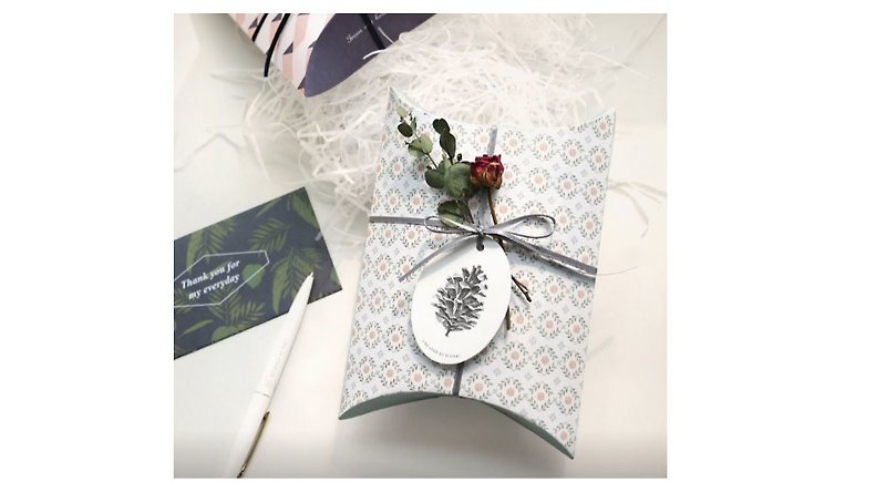 ICONIC heart belongs to your pillow-shaped gift box M-vanilla garden, ICO86574 - Gift Wrapping & Boxes - Paper White