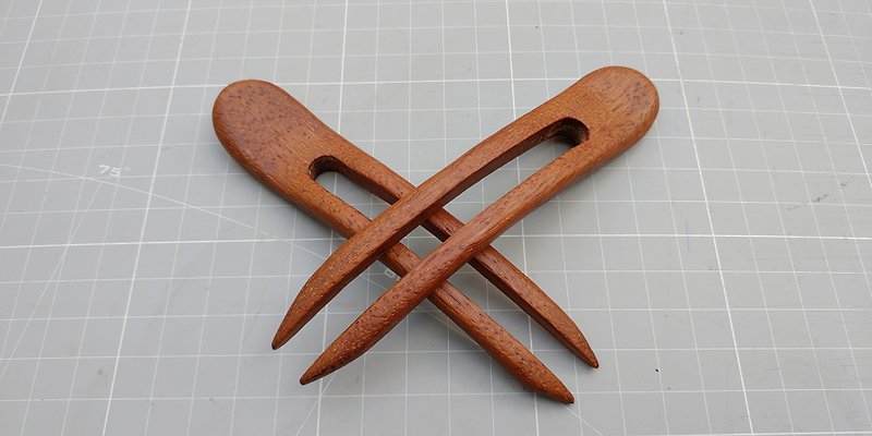 Hard sandalwood two-pronged hairpin - เครื่องประดับผม - ไม้ 
