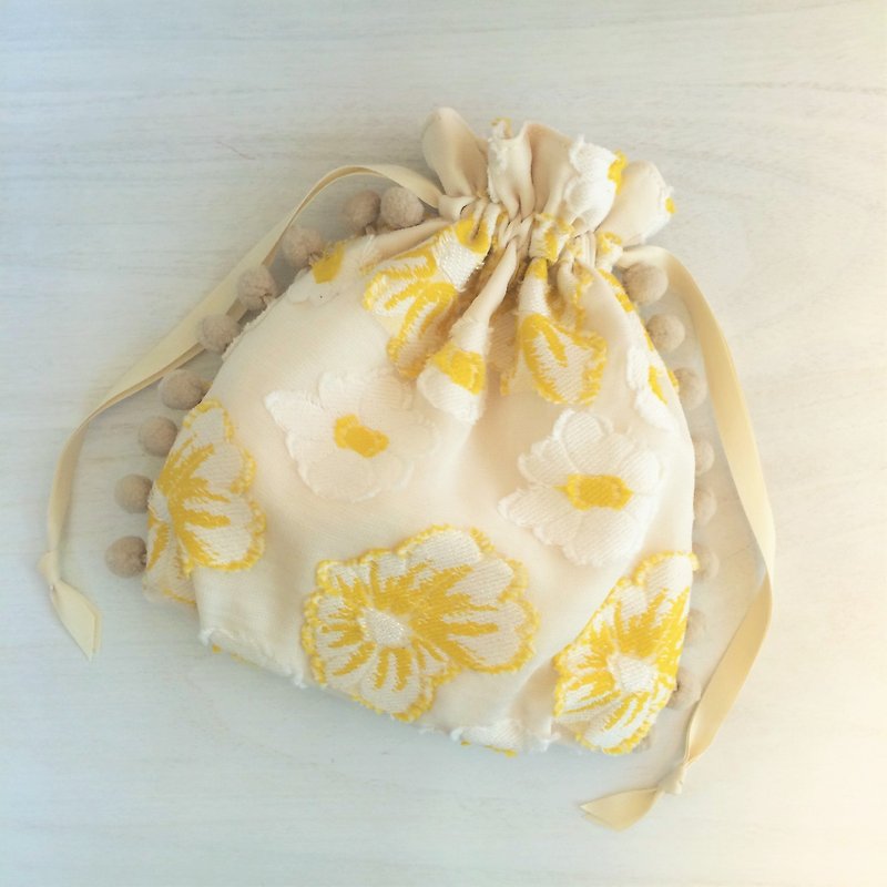 花柄 カットジャガード ポンポン巾着ポーチ イエロー - 化妝包/收納袋 - 棉．麻 黃色