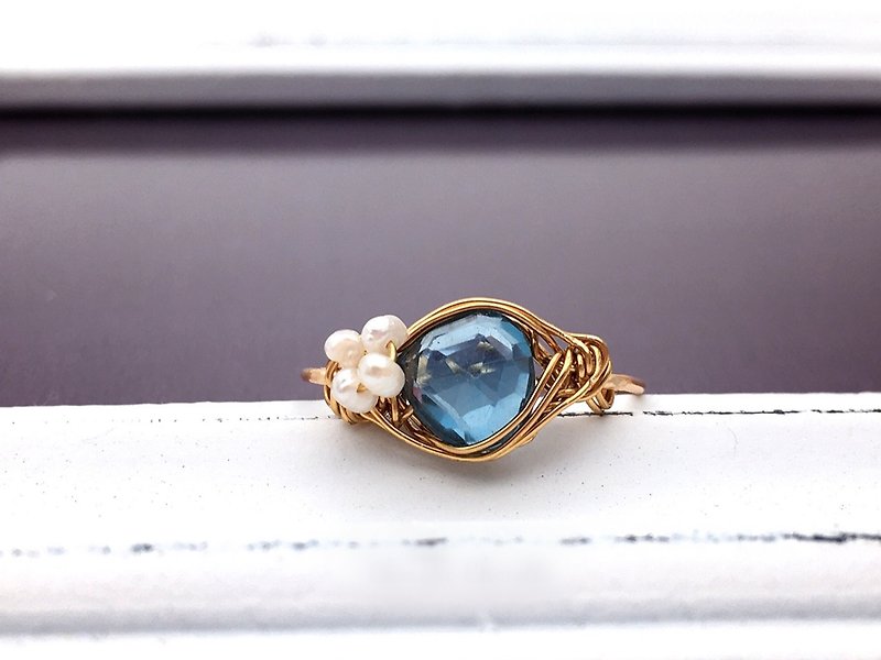 Retro moon - London blue topaz and freshwater pearl wire ring - General Rings - Gemstone Blue