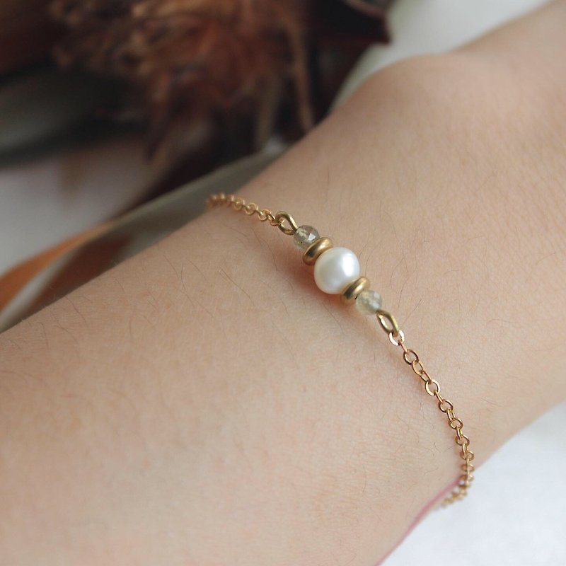 Eclipse Bronze bracelet freshwater pearls labradorite - สร้อยข้อมือ - ทองแดงทองเหลือง สีทอง