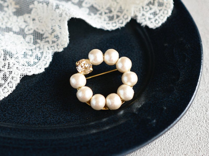 [Brooch, S size] Cotton pearl, Swarovski crystal wreath - เข็มกลัด - ไข่มุก ขาว