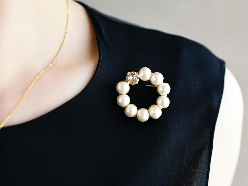【ブローチ・Sサイズ】コットンパール スワロフスキークリスタル リース - 胸針 - 珍珠 白色