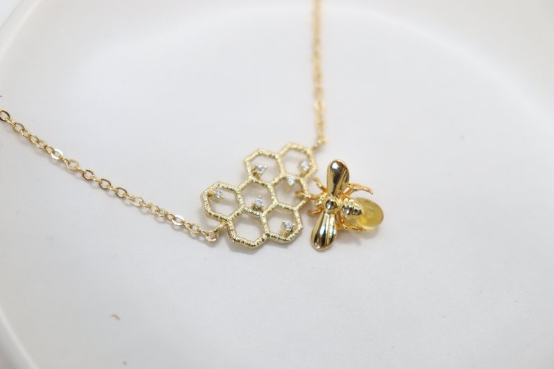 Gold Cute Honeybee & Honeycomb Charm Necklace Gorgeous Handmade Jewelry Unique - 項鍊 - 銅/黃銅 金色