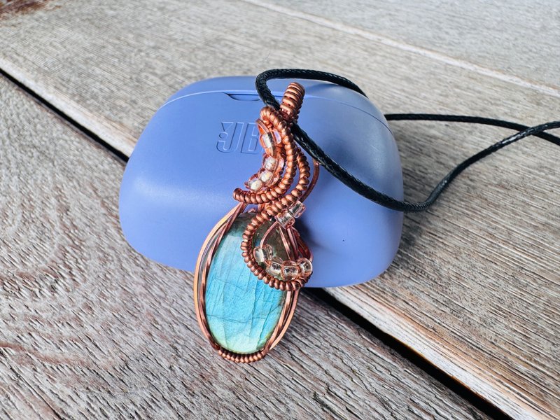 20251120 wire wrapping 拉長石 銅線 繞線 吊墮 - 項鍊 - 銅/黃銅 藍色