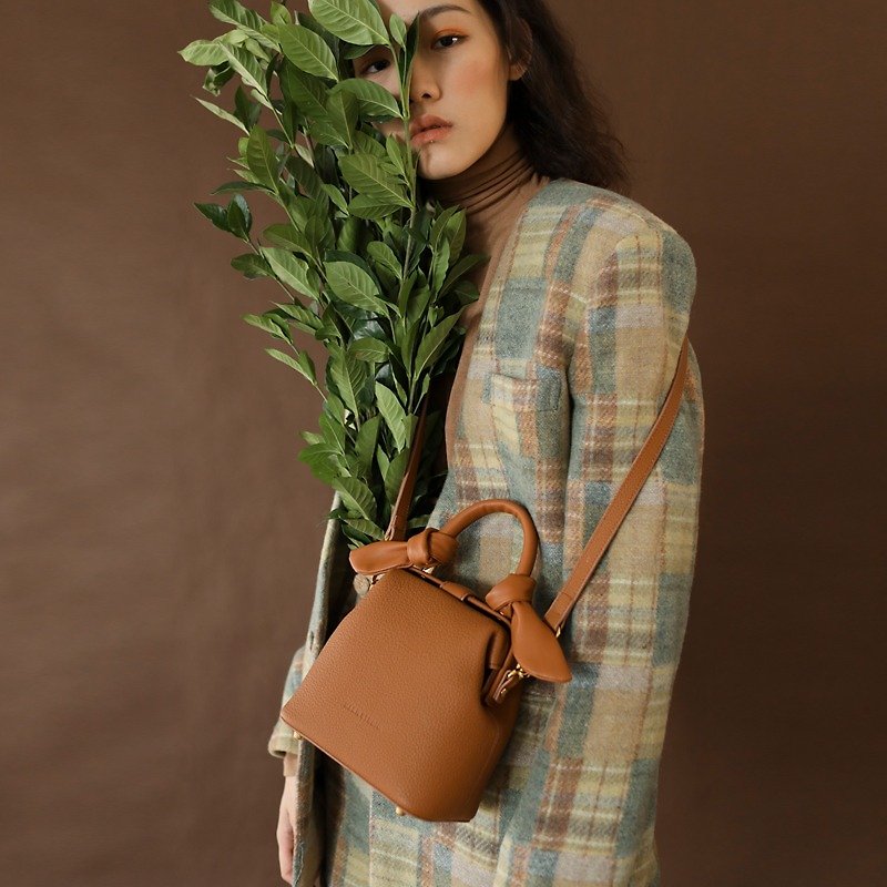 Small brown horns gold crossbody bag hand-stitched imported top layer cowhide shoulder bag - กระเป๋าแมสเซนเจอร์ - หนังแท้ สีนำ้ตาล