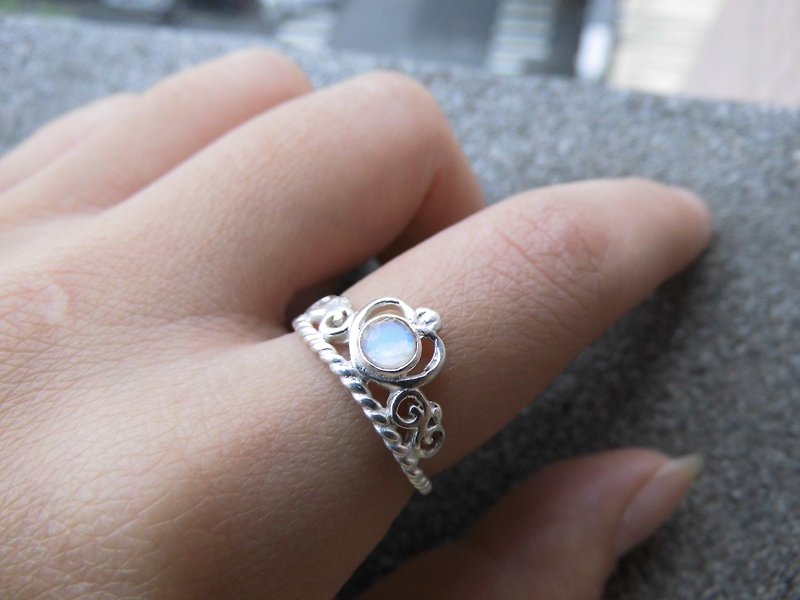 Moonstone Sterling Silver Crown Ring in Nepal to live hand-inlaid make a birthday gift Valentine's Day gift - General Rings - Gemstone Blue