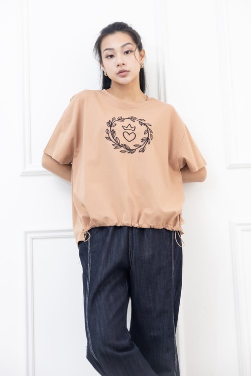 Meya 編縫編織 胸前立體花圈愛心刺繡上衣 土色