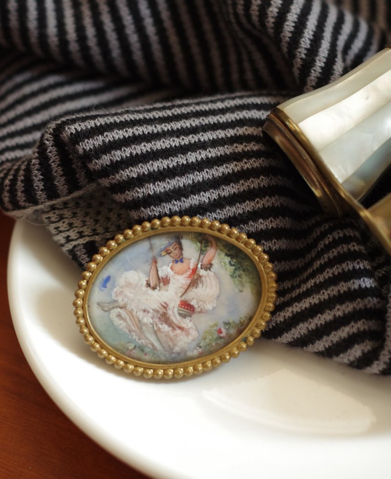 老又好古董珠寶 Vintage 法國美女盪鞦韆洋裝仕女別針CAMEO - 胸針 - 其他金屬 金色