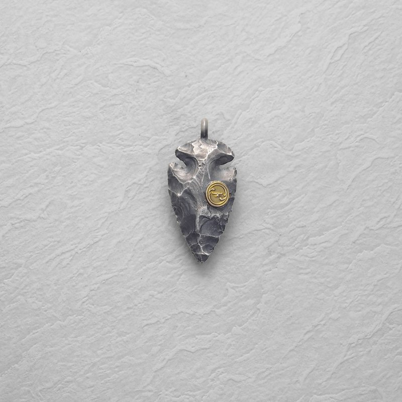 18K seal arrowhead pendant (L)