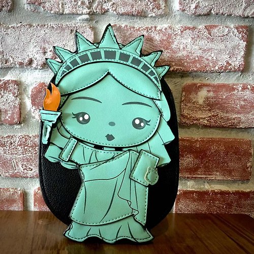 Sleepyville Critters 酷樂村 自由女孩童趣造型斜揹包 Statue of Liberty Cross Body Bag