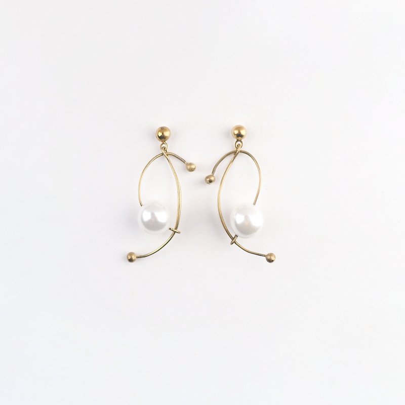 Dancing Earrings (shell) - ต่างหู - เครื่องเพชรพลอย สีทอง