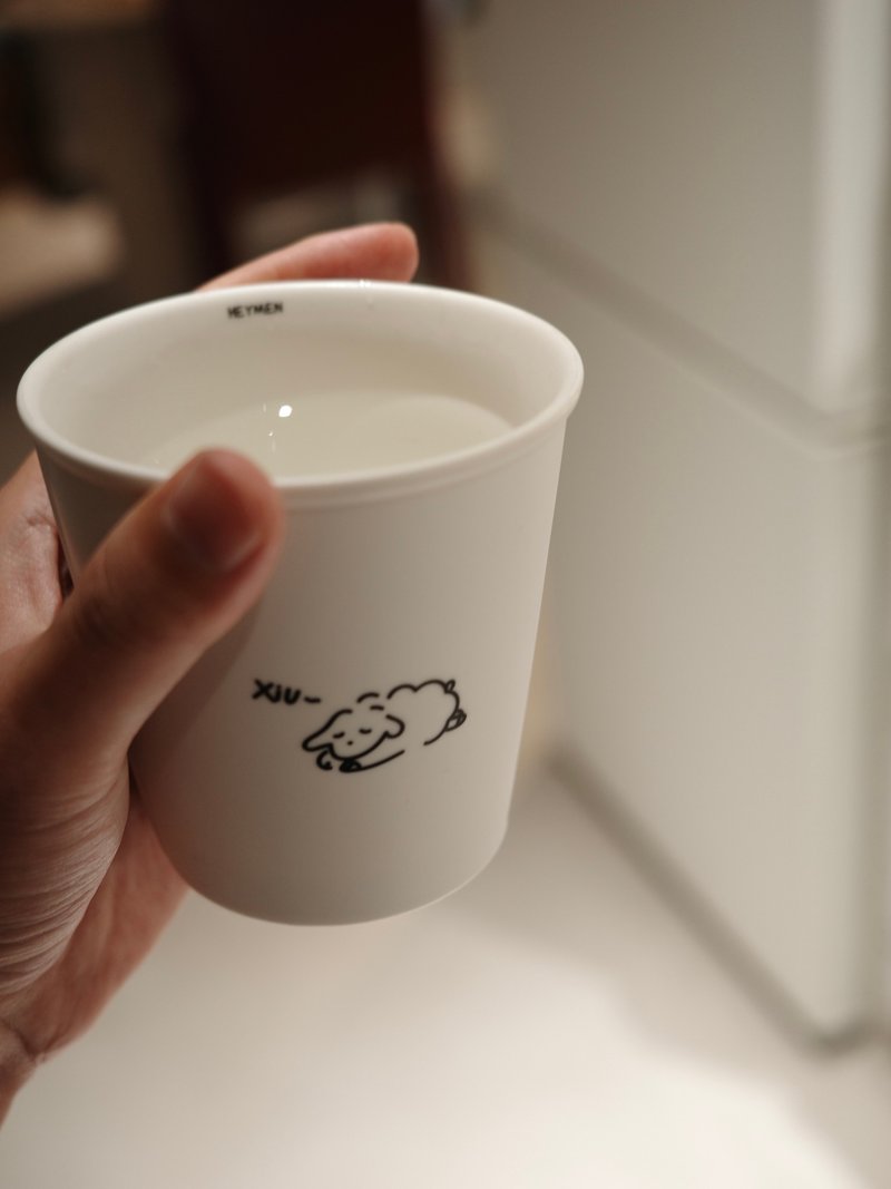 Heymen黑門 xiu 懶趴趴小羊 慵懶自在手繪紙杯造型啞面陶瓷馬克杯 - 咖啡杯/馬克杯 - 陶 白色