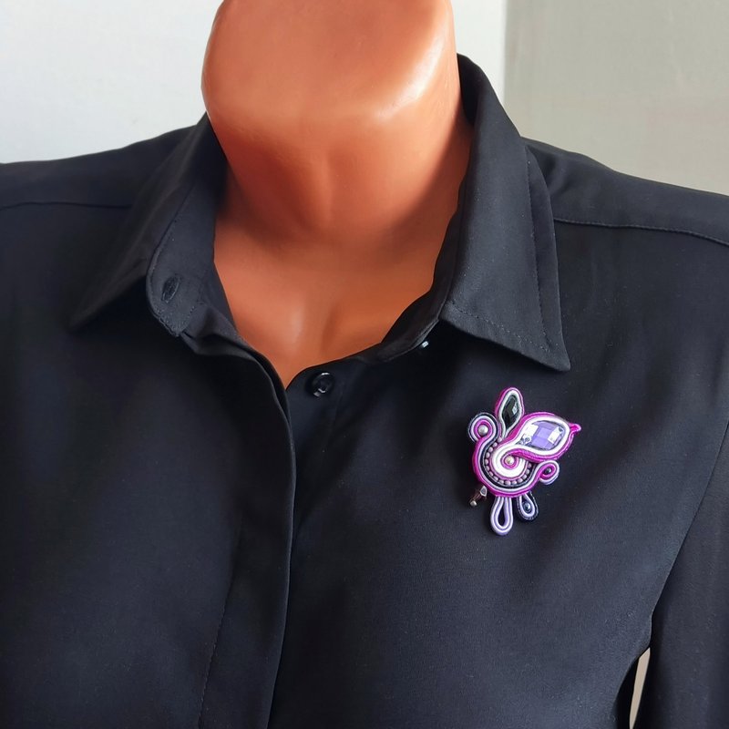 Pink Brooch, Bead Embroidered Rhinestone Brooch, Purple pin, Soutache jewelry - 胸針 - 水晶 粉紅色