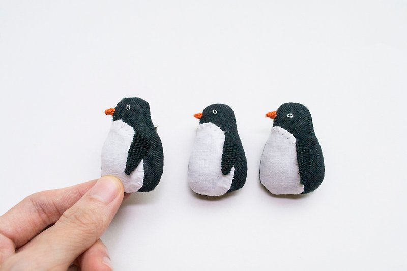 企鵝 Penguin mini brooch pin - Tux - Brooches - Cotton & Hemp White