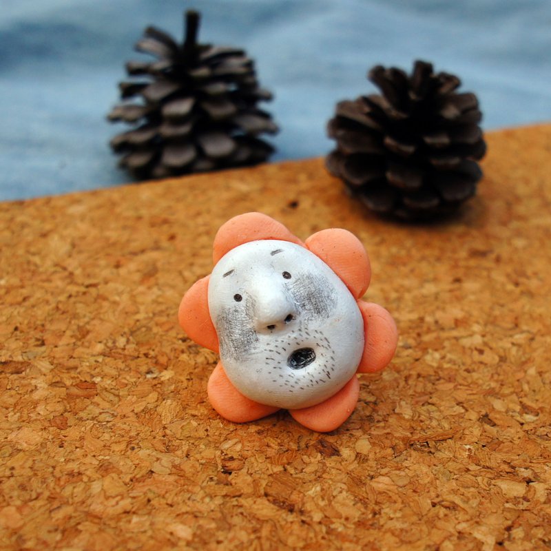 手繪花花老頑童戒指 (可改做扣針 ∕ 心口針) (軟陶) (Polymer Clay) - 戒指 - 黏土 白色