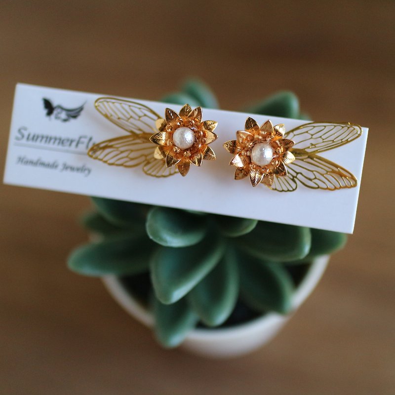Golden Scorpion Wings Flying Japanese Wrinkled Pearl Cotton Beads Ear Earrings Flower Earrings - ต่างหู - ไข่มุก สีทอง