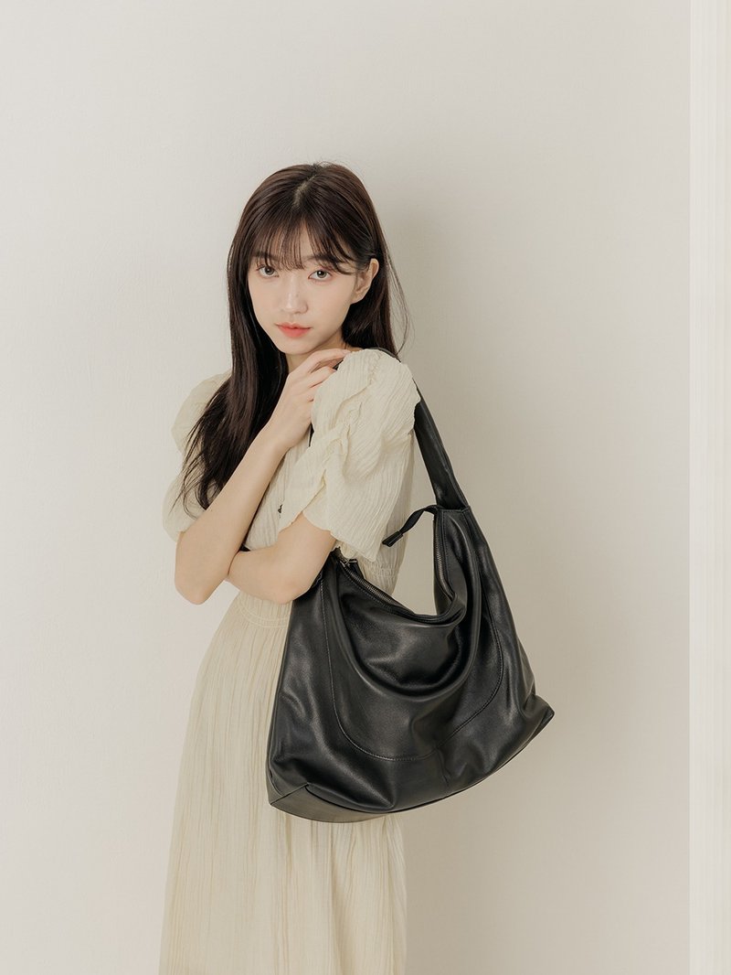 supportingrole 真皮極簡新月低調風格肩手提背包 黑 - 手提包/手提袋 - 真皮 黑色