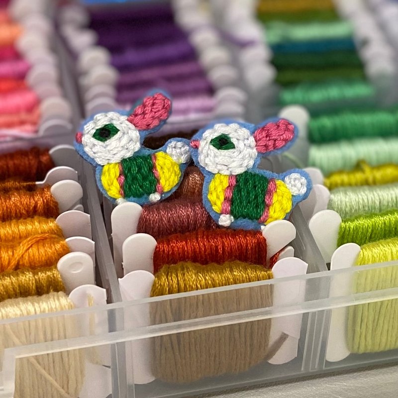 中秋傳統小兔燈籠刺繡耳環 - 耳環/耳夾/耳骨夾 - 繡線 