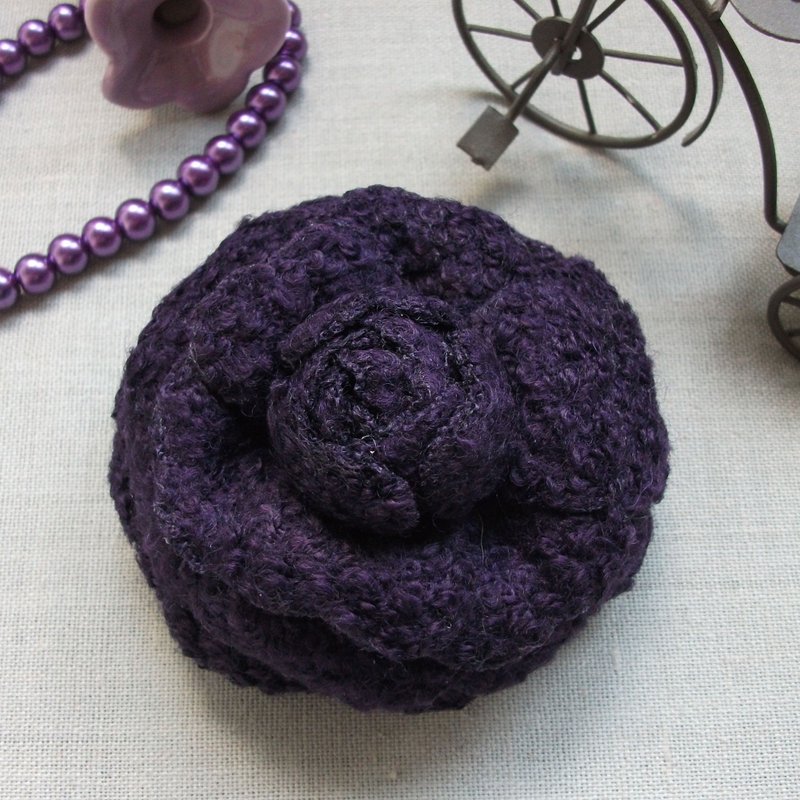 Camellia flower brooch in dark purple fabric boucle - 胸針 - 羊毛 紫色