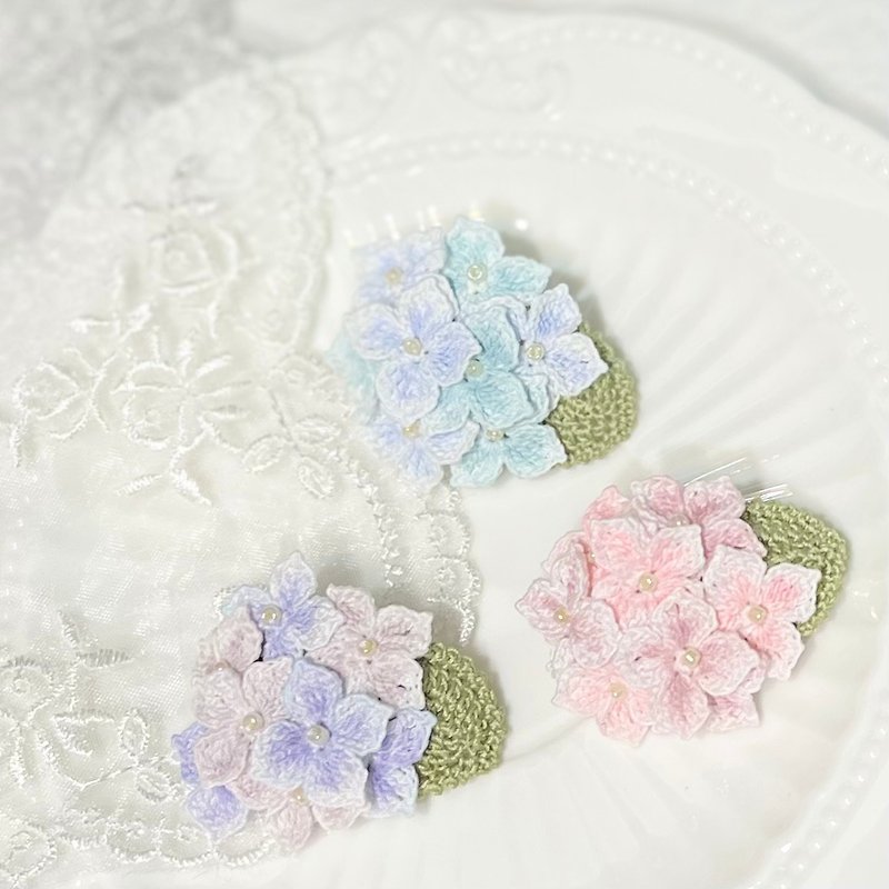 Hydrangea • Hydrangea Hydrangea Crochet Brooch Brooch Corsage Heart Pin Flower - Brooches - Cotton & Hemp Multicolor
