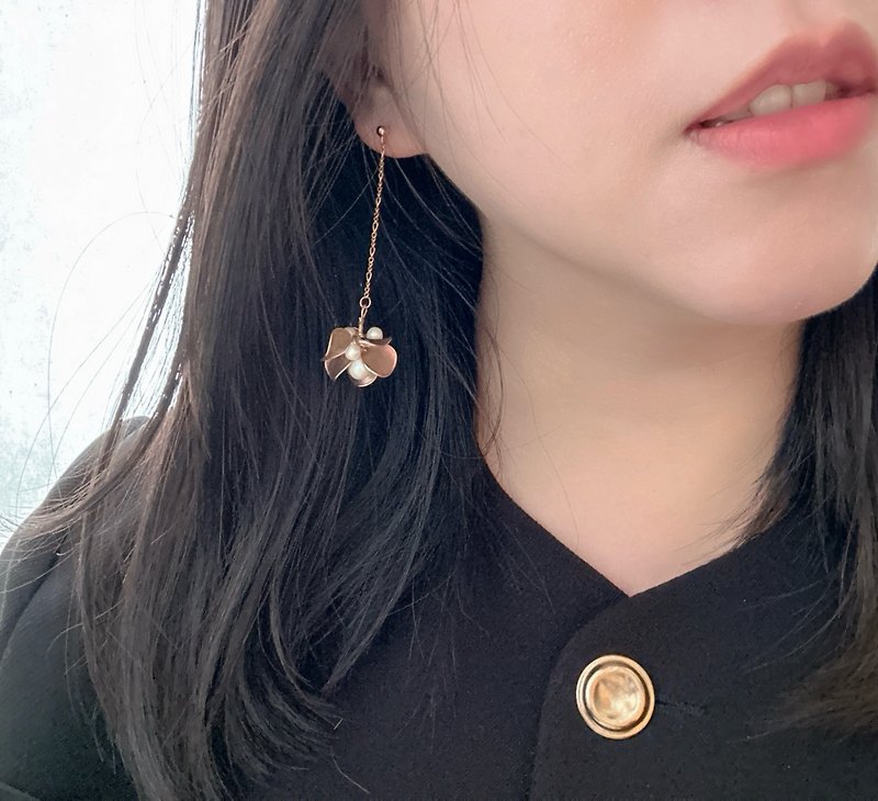 Gold petal ball earrings can be customized in color - ต่างหู - เรซิน สีทอง