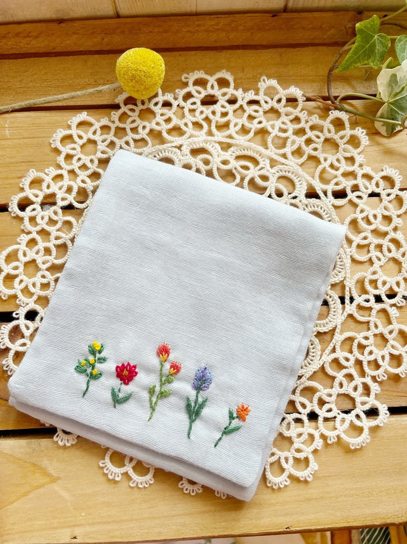【好日手作】夏日花園/日本二紗刺繡面紙/手帕/多用途小手納袋 - 化妝包/收納袋 - 棉．麻 藍色