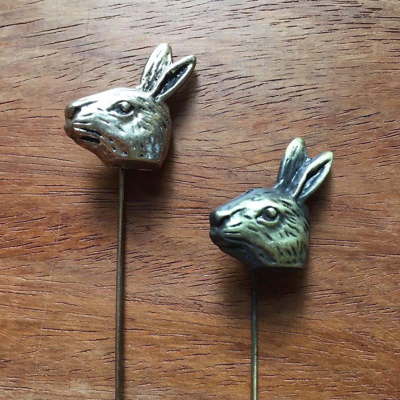 Rabbit Lapel Pin - 胸針 - 其他金屬 金色