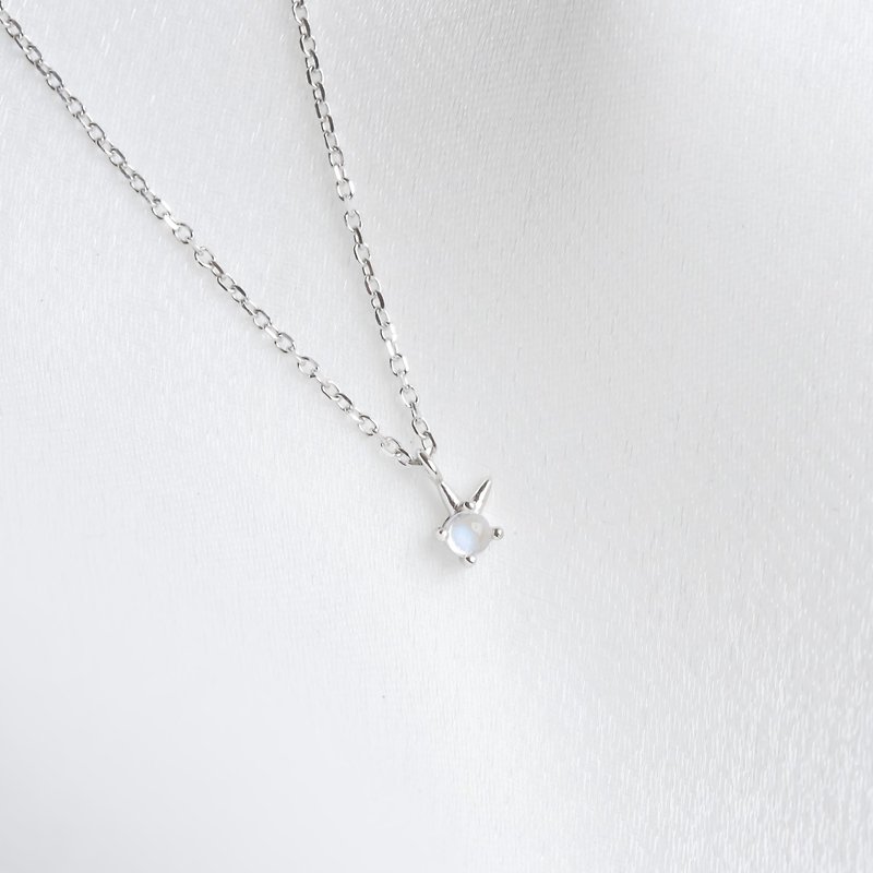 Moonstone 925 Sterling Silver Rabbit Necklace - สร้อยคอ - คริสตัล สีเงิน