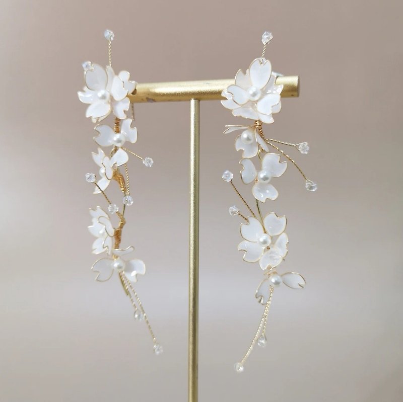 Short version under the cherry tree | ear hook | handmade wedding resin crystal flower ornaments - ต่างหู - วัสดุอื่นๆ ขาว
