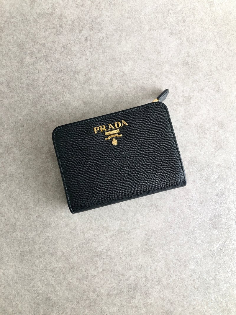 【 日本直送　名牌中古包 】PRADA プラダ 財布 ブラック ロゴ サフィアーノ 二つ折り財布 vintage ヴィンテージ オールド yiurk4 - 錢包/皮夾/長短夾 - 真皮 黑色