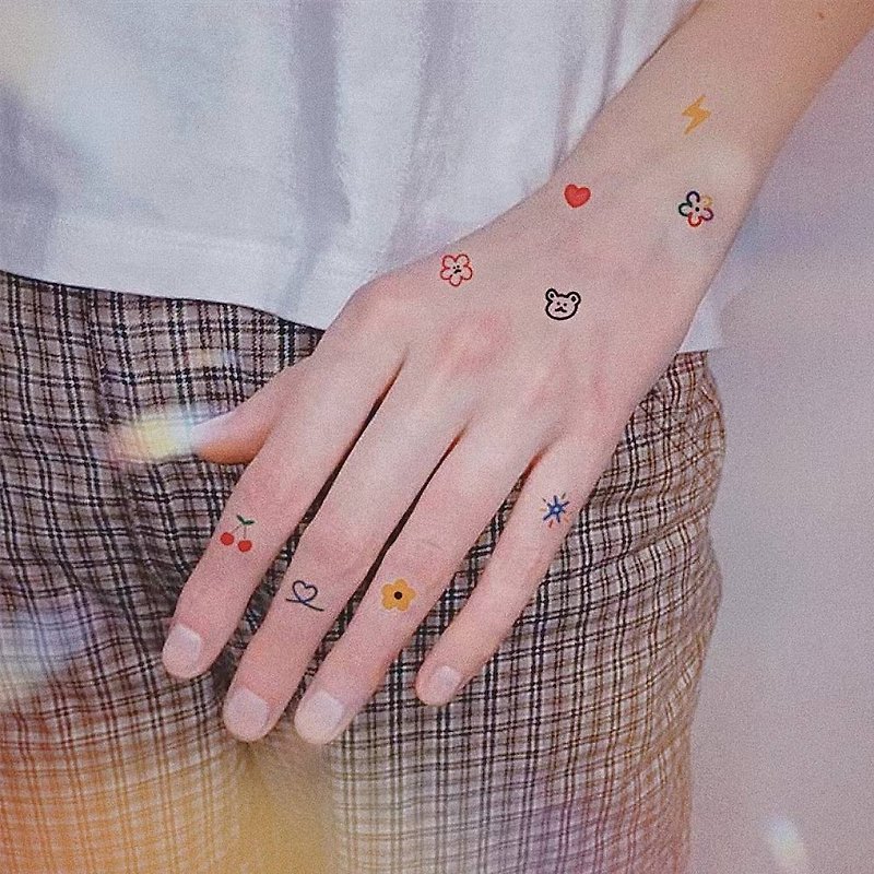 A set of [120 super cute little pictures] tattoo stickers are sweet and cool, simulated, durable and waterproof, good for men and women - สติ๊กเกอร์แทททู - กระดาษ หลากหลายสี