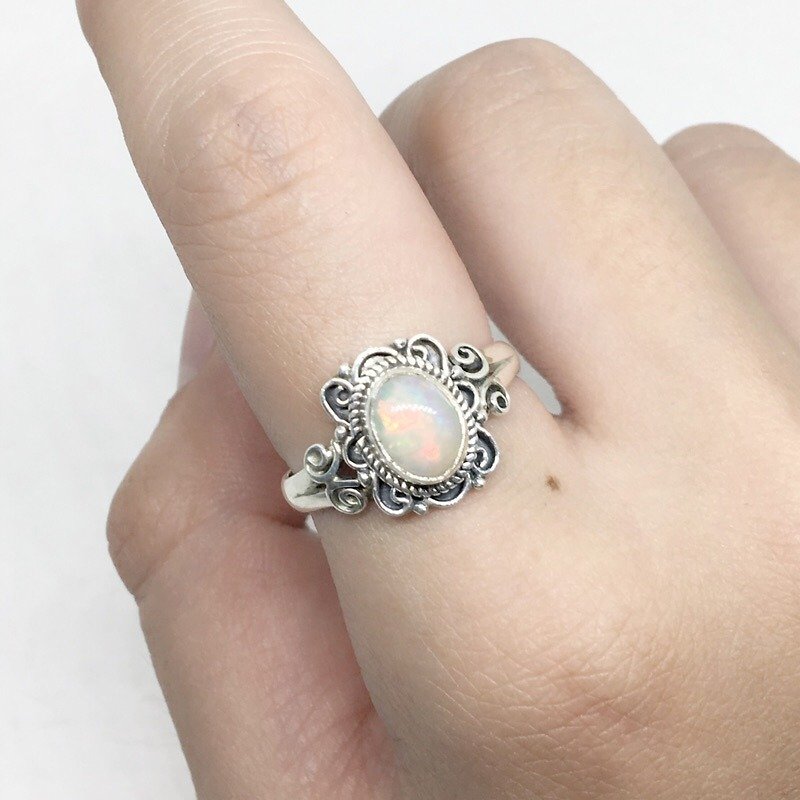 蛋白石925純銀蝴蝶設計戒指 尼泊爾手工鑲嵌製作(款式1) - 戒指 - 寶石 多色
