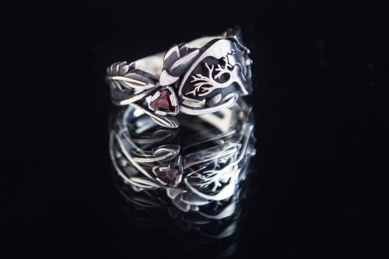 Love Crime ring, Hannibal inspired garnet ring of sterling silver - 戒指 - 純銀 銀色